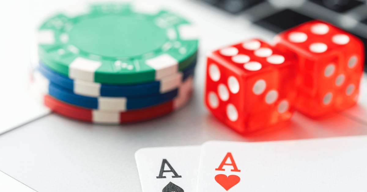 Онлайн покер срещу стандартен покер – каква е разликата?